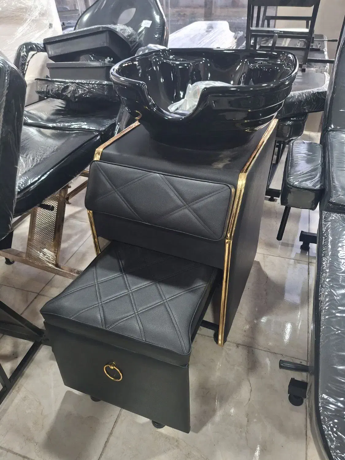 سرشور ایستاده کمجا|آرایشگاه و سالن‌های زیبایی|رشت, امین الضرب|دیوار