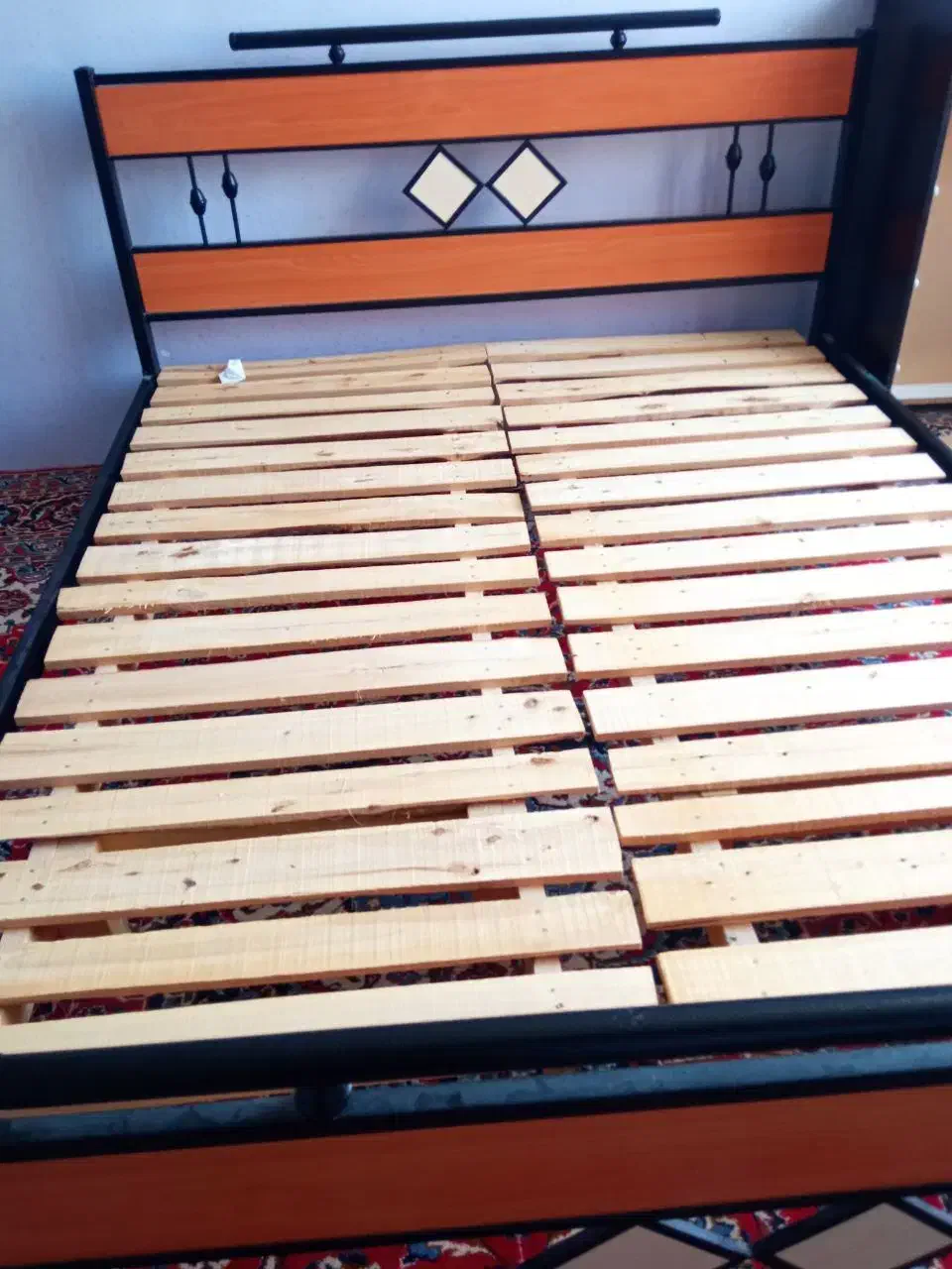 تخت دو نفره فلزی تمیز|تخت و سرویس خواب|قوچان, |دیوار