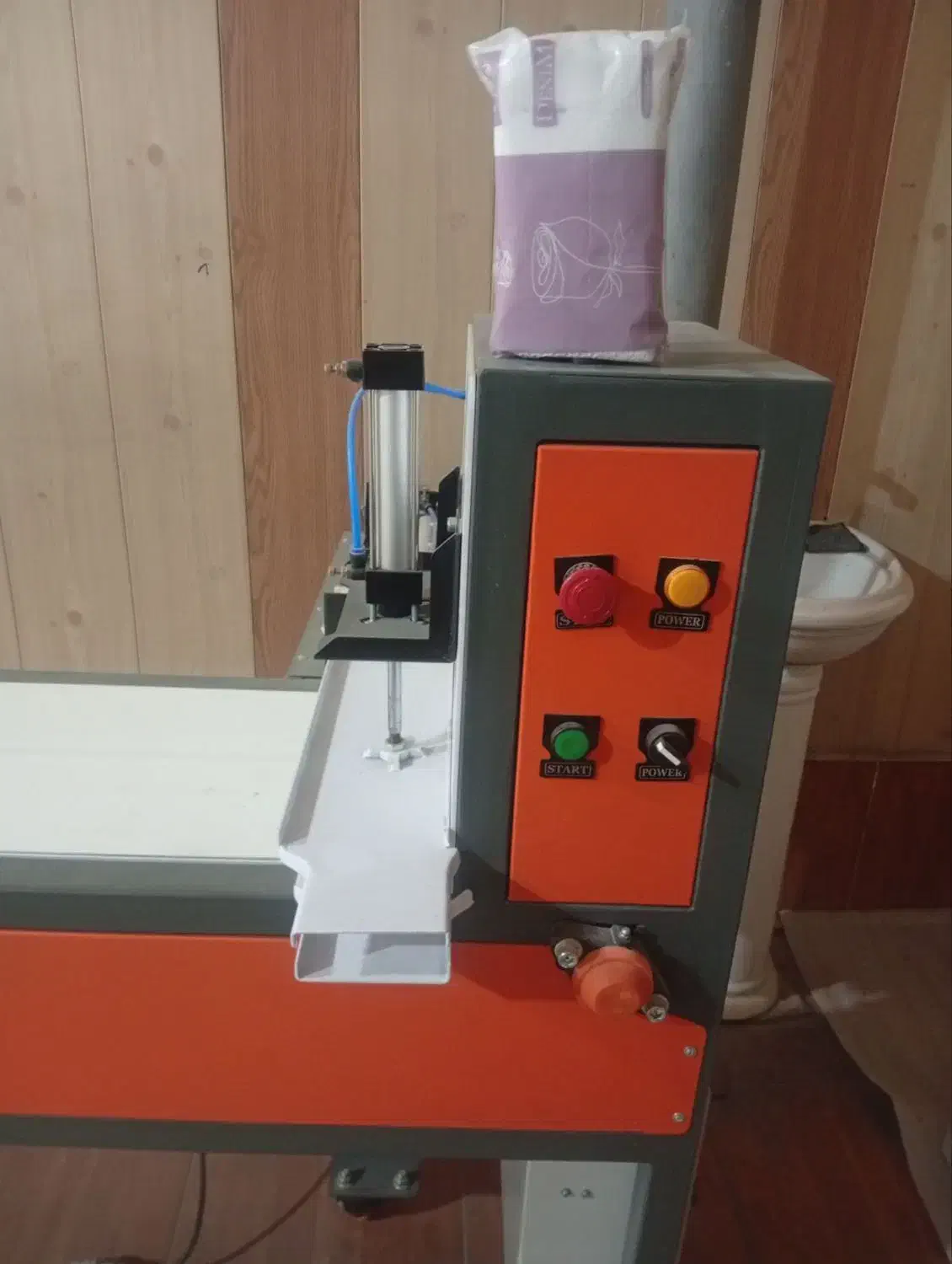 دستگاه بسته بندی دستمال کاغذی|ماشین‌آلات صنعتی|سنندج, |دیوار