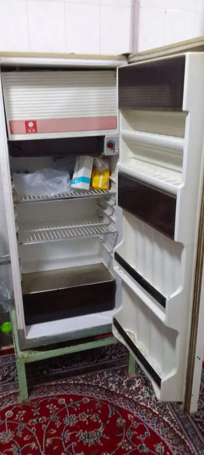 دوعدد یخچال قدیمی همراه بافرش ماشینی و...|یخچال و فریزر|گلپایگان, |دیوار
