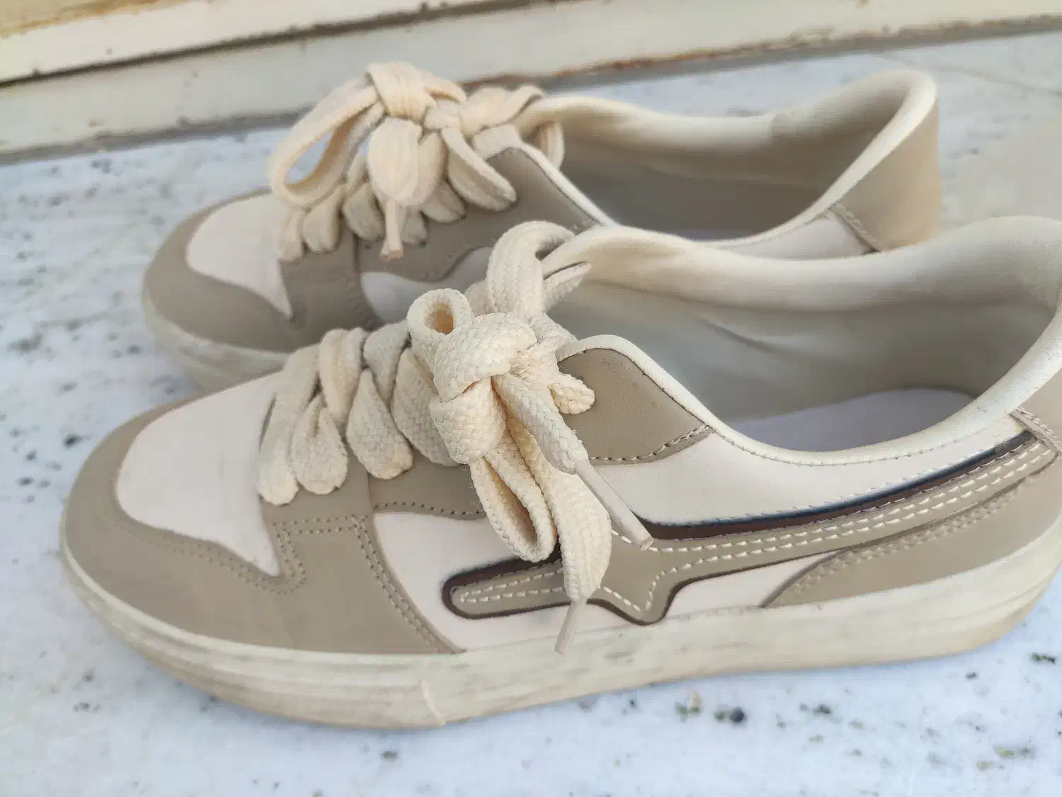 کفش|کیف، کفش، کمربند|هشتگرد, مدرس|دیوار