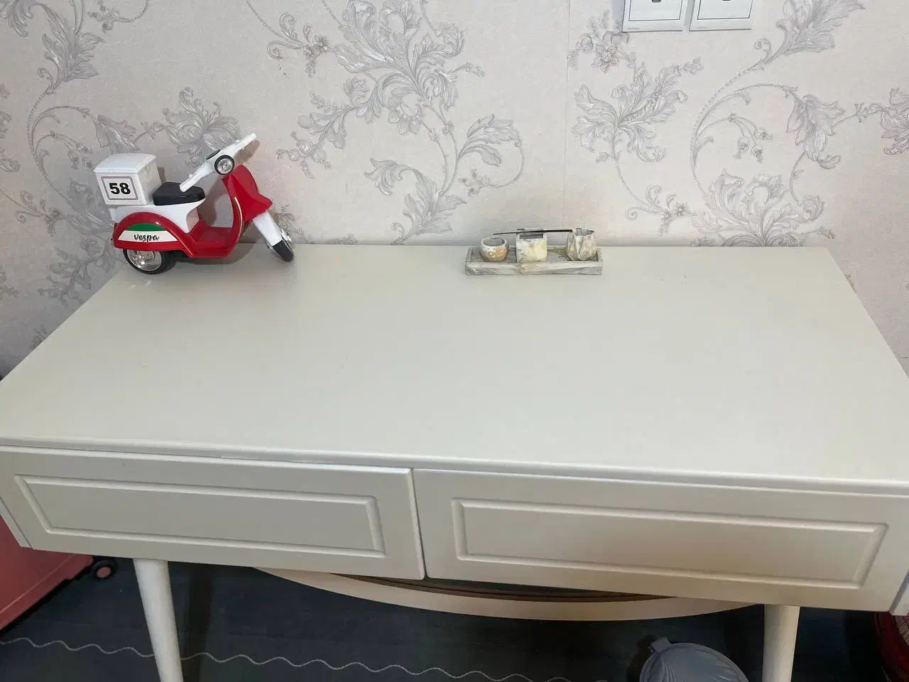 میز تحریر و صندلی|میز تحریر و کامپیوتر|صدرا-فارس, فاز ۱|دیوار