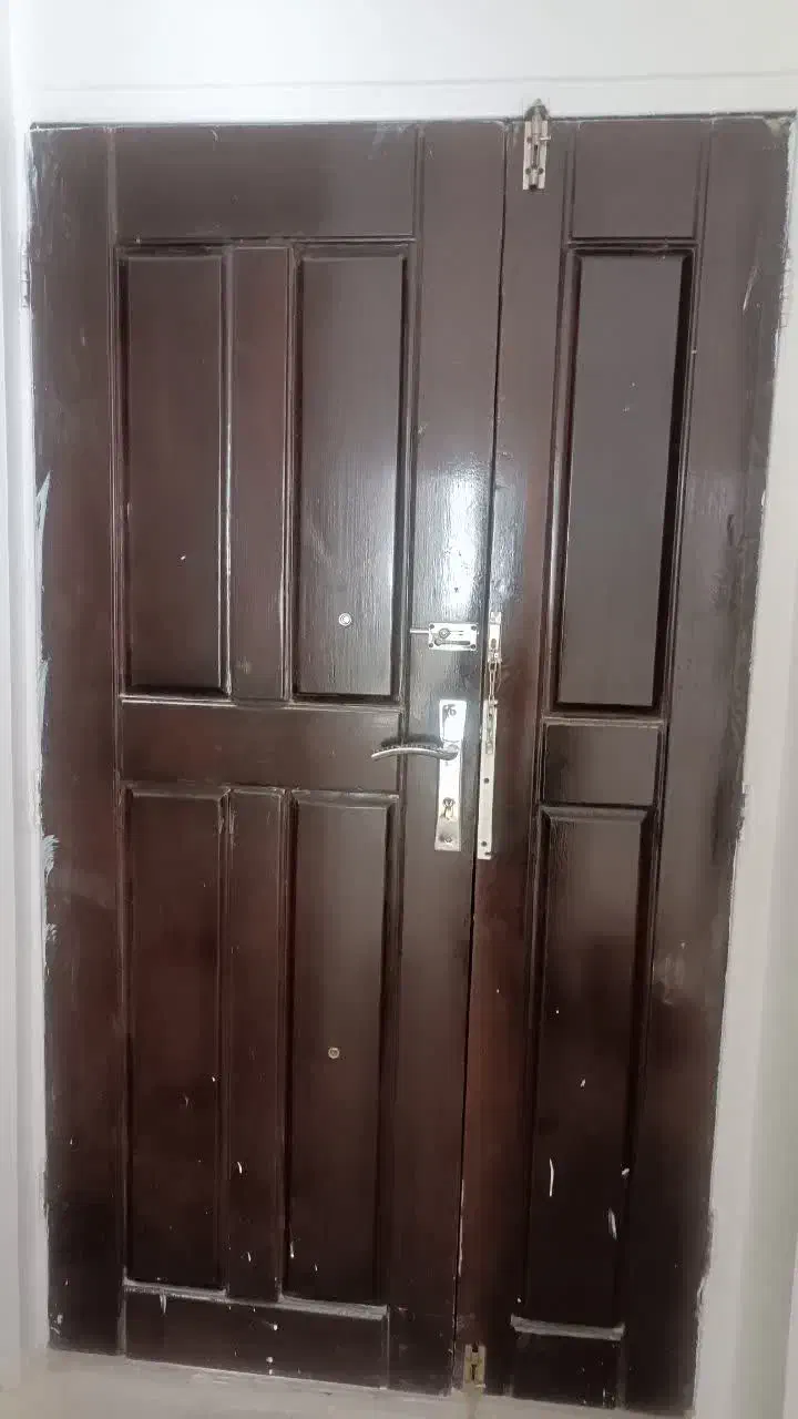 تعدادی در ورودی ساختمان چوبی با قفل و دستگیره|حراج|تهران, حکیمیه|دیوار