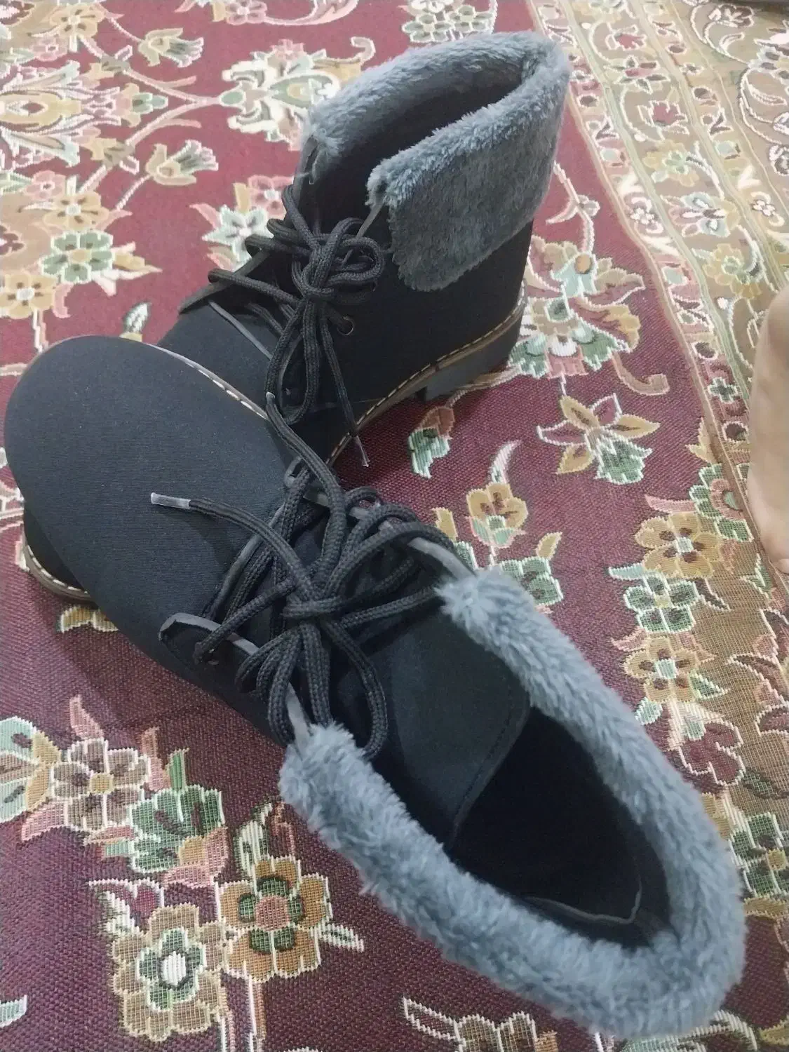 کفش|کیف، کفش، کمربند|کاشان, شاهد|دیوار