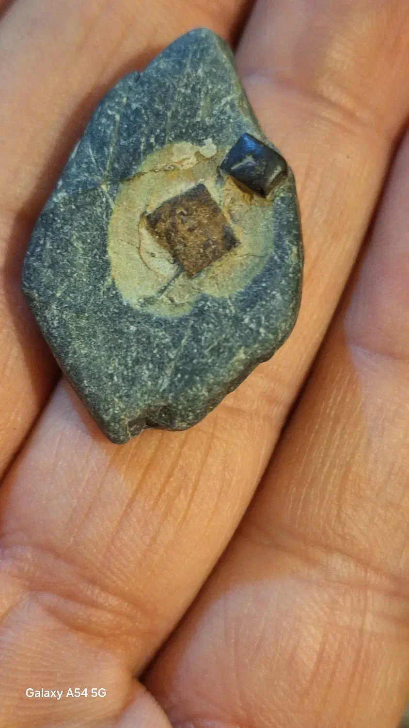 سنگ قیمتی|کلکسیون اشیاء عتیقه|اندیشه, اندیشه فاز ۲|دیوار