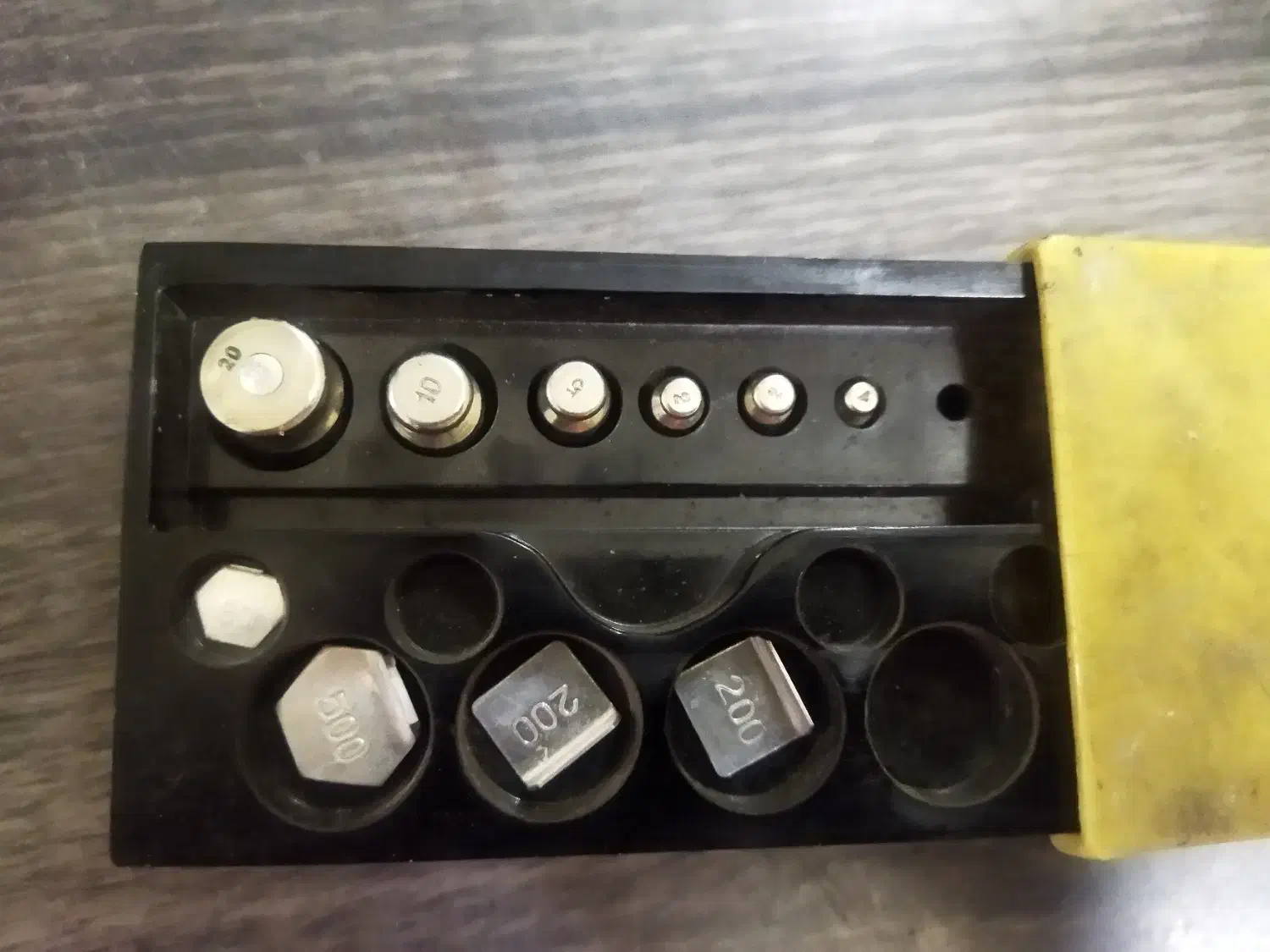 جعبه سنگ ترازو|کلکسیون اشیاء عتیقه|ری, شهادت|دیوار