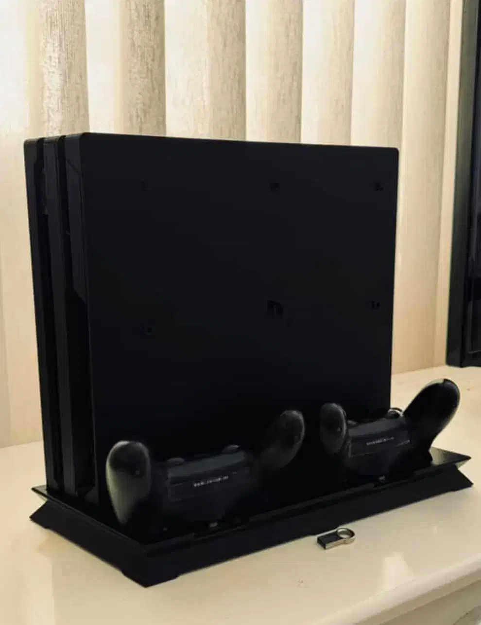 Ps4 pro دو دسته همراه با فن و دیسک pes2020|کنسول، بازی ویدئویی و آنلاین|نسیم‌شهر, |دیوار