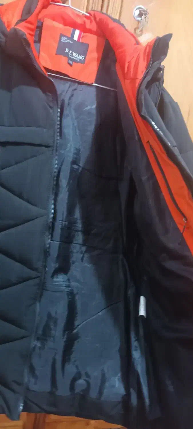 کاپشن|لباس|نقده, |دیوار