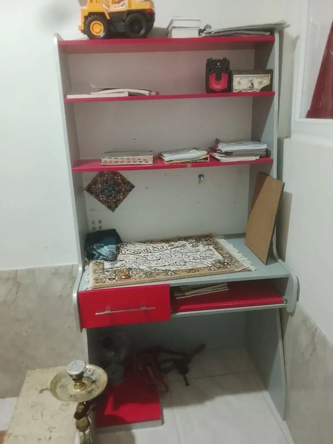 میز تحریر|میز تحریر و کامپیوتر|میانه, |دیوار