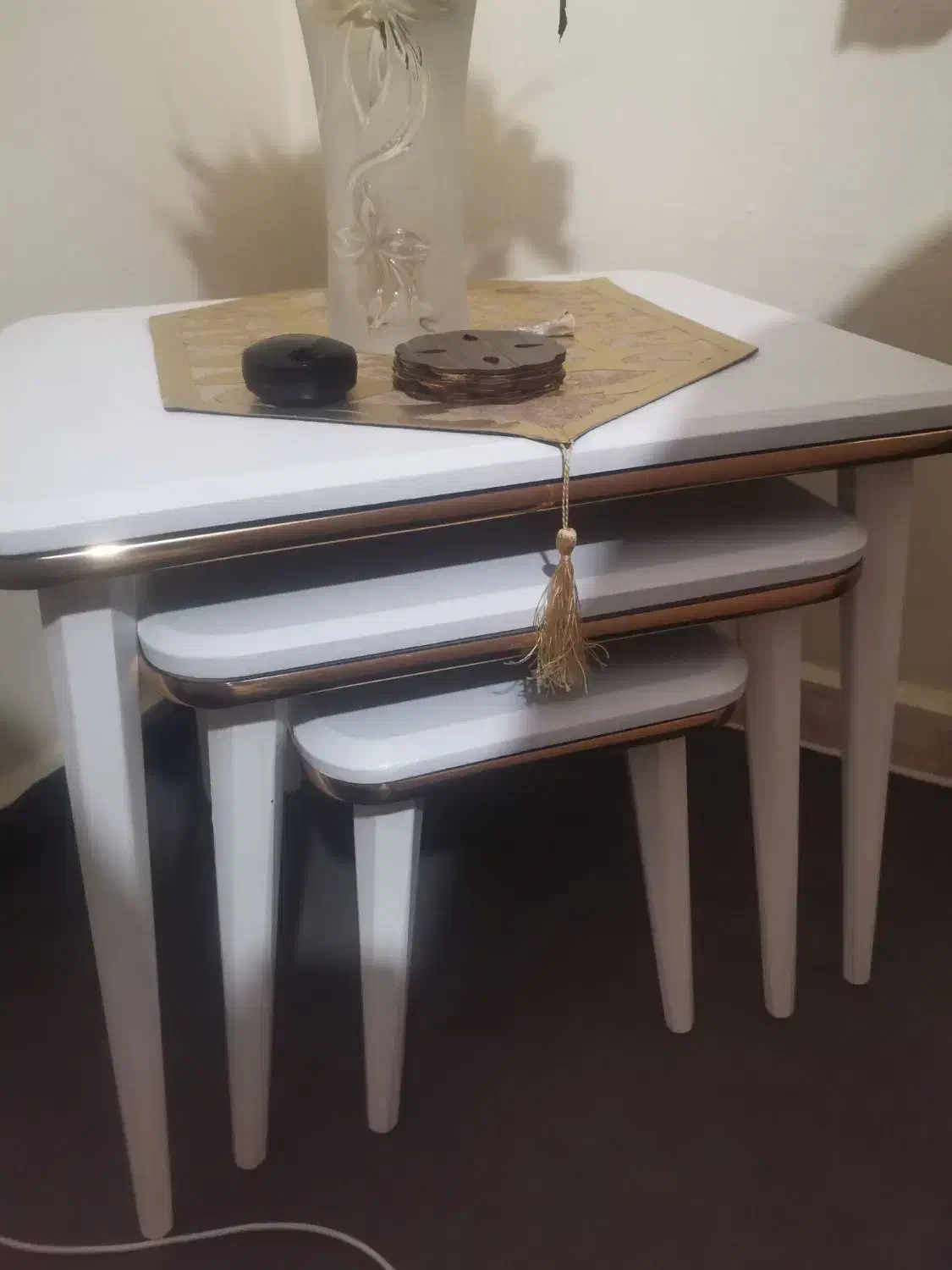 میز و سه عدد عسلی سفید و طلایی|مبلمان خانگی و میز عسلی|پرند, فاز ۶|دیوار