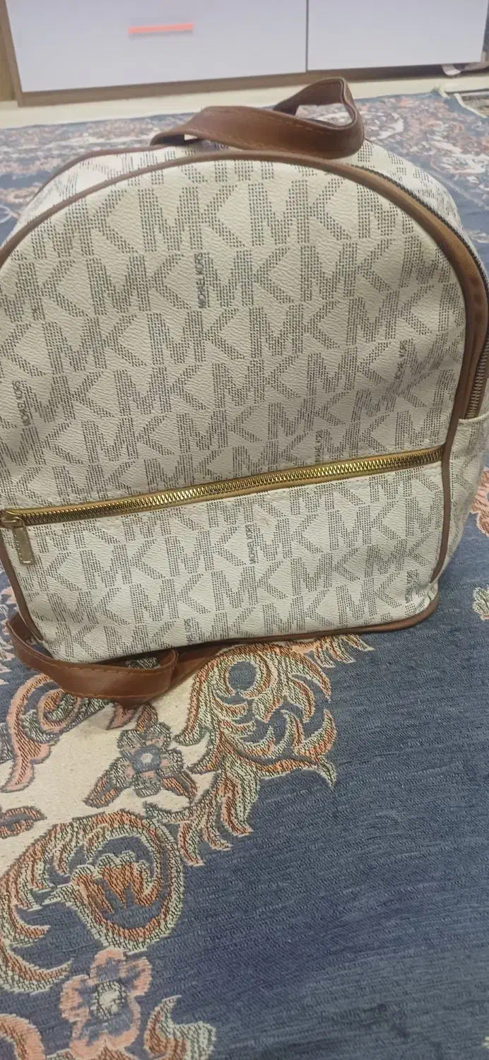 کوله کیف|کیف، کفش، کمربند|پرند, فاز ۵|دیوار