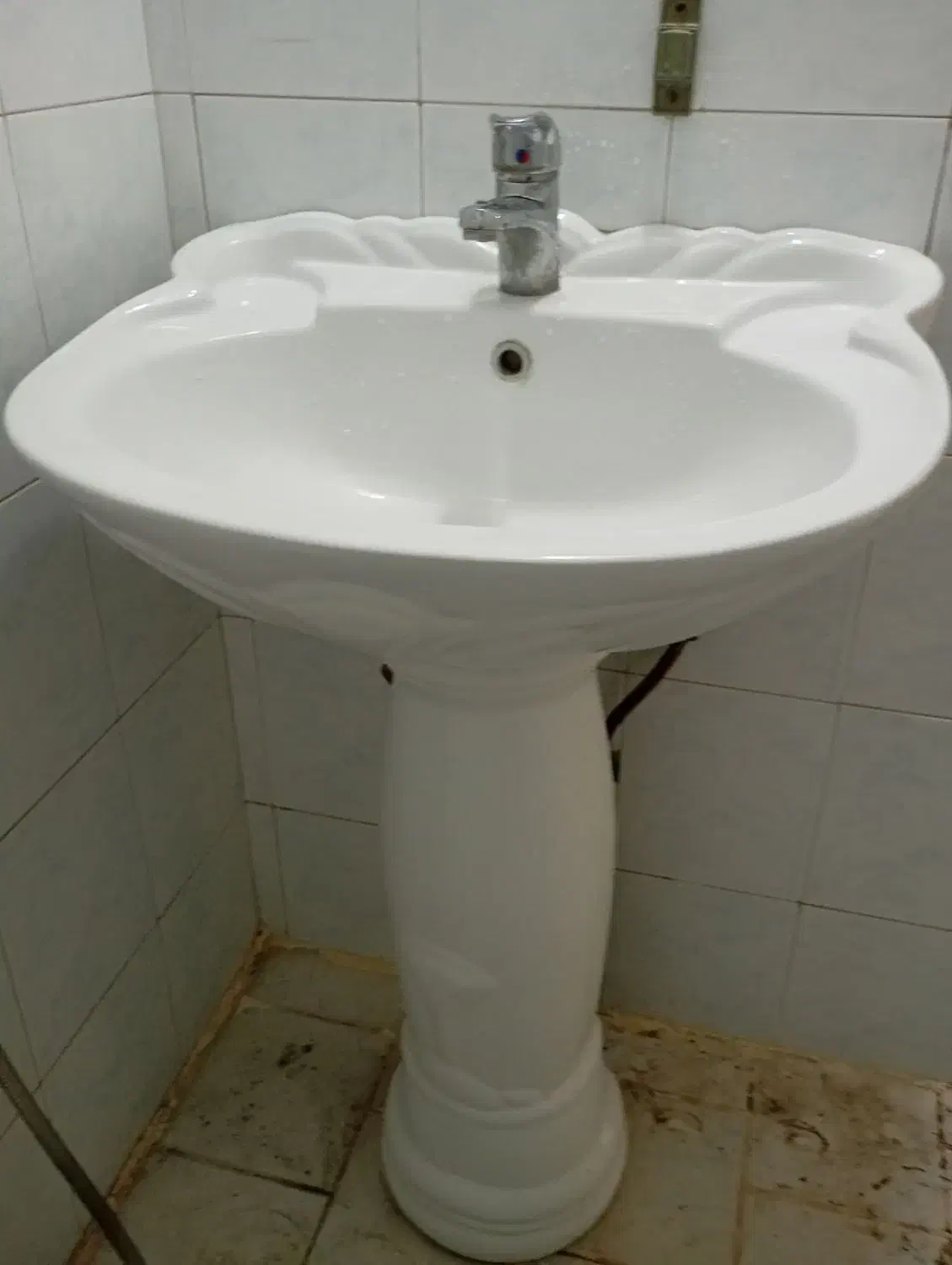 روشویی کامل همراه با شیر اهرمی سالم و بدون نقص|لوازم سرویس بهداشتی|اندیشه, اندیشه فاز ۱|دیوار