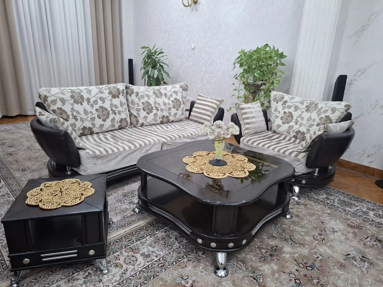 مبل راحتی ۱۰ نفره چرم و چوب و پارچه|مبلمان خانگی و میز عسلی|تهران, سردارجنگل|دیوار