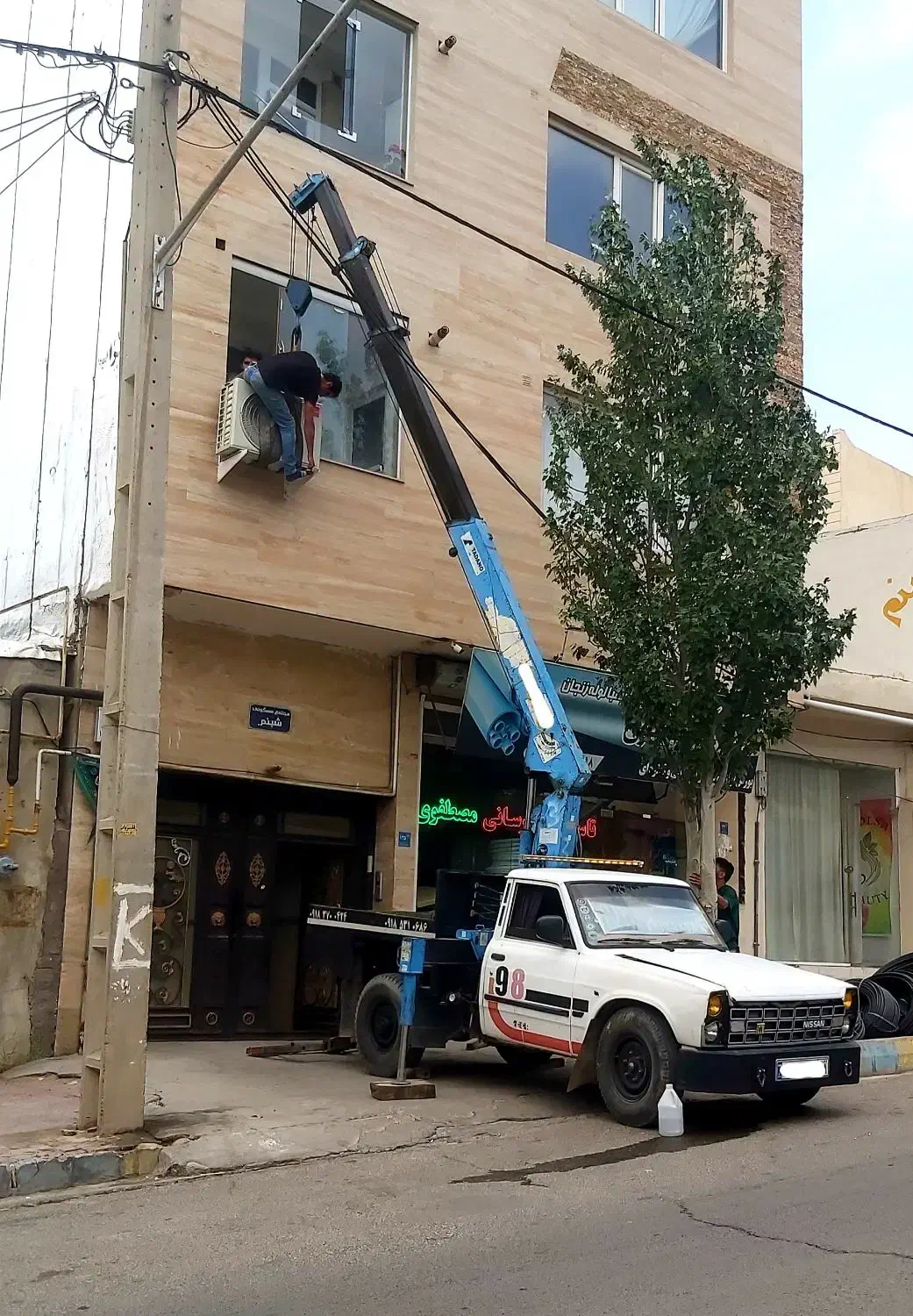 جرثقیل نیسان ۲ تُنی ۱۲ متری و سبد بالابر|خدمات حمل و نقل|بیجار, |دیوار