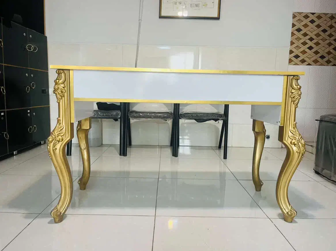 میز و صندلی ناخن|آرایشگاه و سالن‌های زیبایی|زرقان, |دیوار