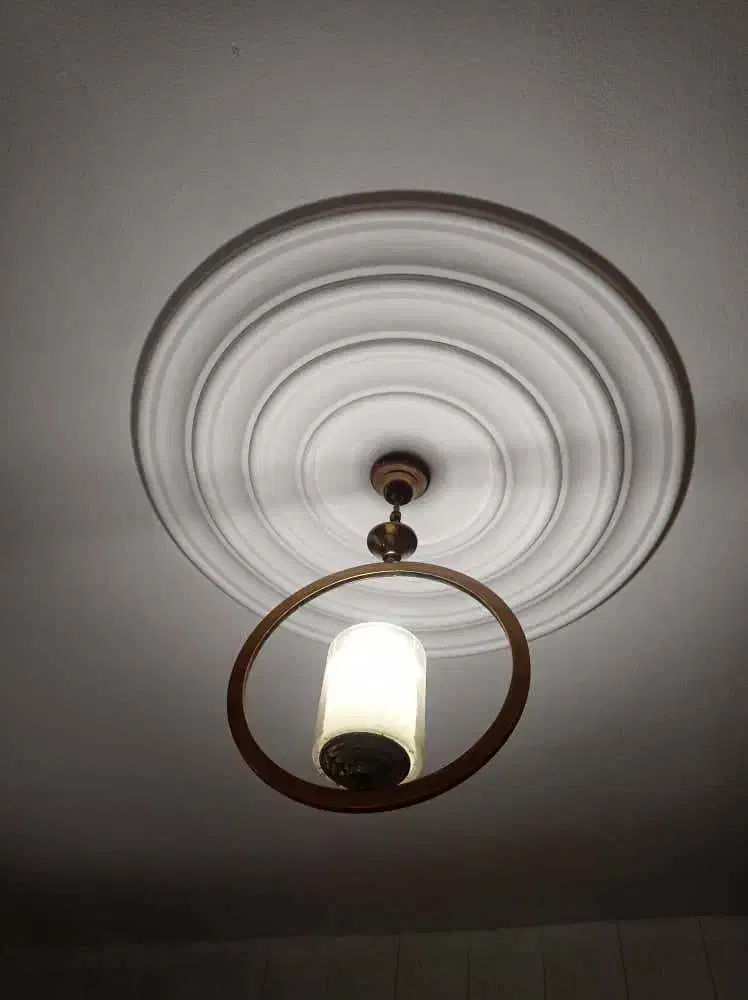 دو عدد لوستر سه شاخه و یک عدد تک شاخه|لوستر و چراغ آویز|بندر انزلی, سی متری|دیوار