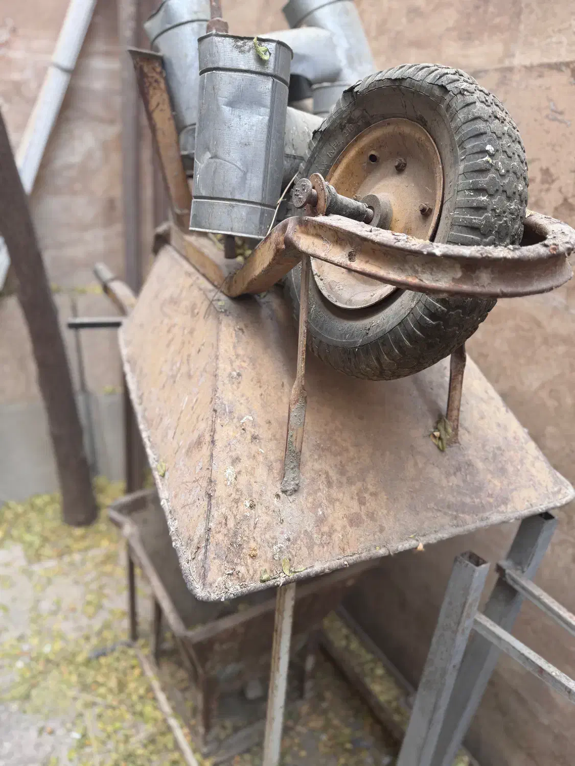 ۲عدد فر غون یک عدد بشکه یک عدد باکت بالابر مصالح|مصالح و تجهیزات ساختمان|تهران, عبدلآباد|دیوار