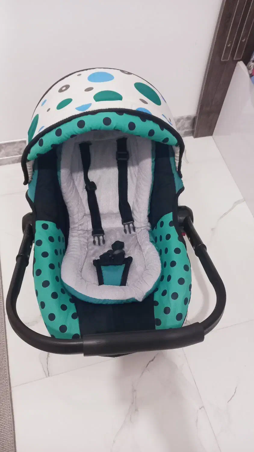 یک عددصندلی ماشین وکریر|تخت و صندلی بچه|سنندج, |دیوار