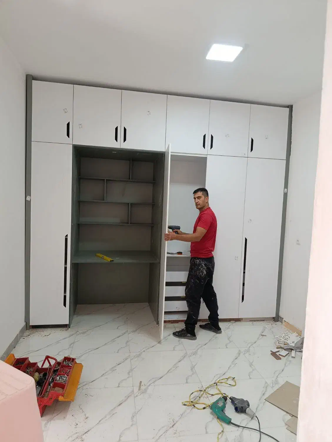 نصاب کابینت،کمد چهار چوب روس، درب اتاقی،|خدمات پیشه و مهارت|خرم‌آباد, |دیوار