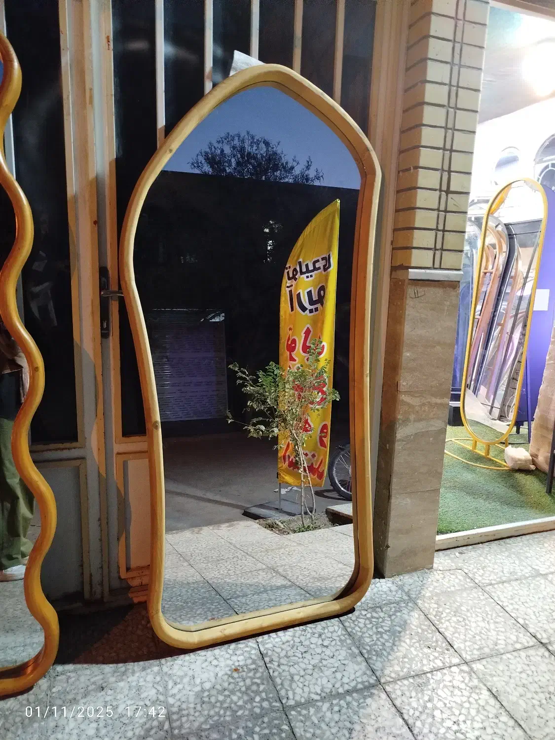 آینه قدی|آینه|قم, قلعه کامکار|دیوار