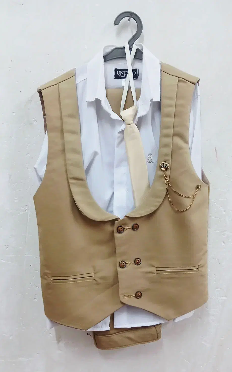 لباس جلیقه شلوار شومیز کراوات|لباس|رشت, یخسازی|دیوار