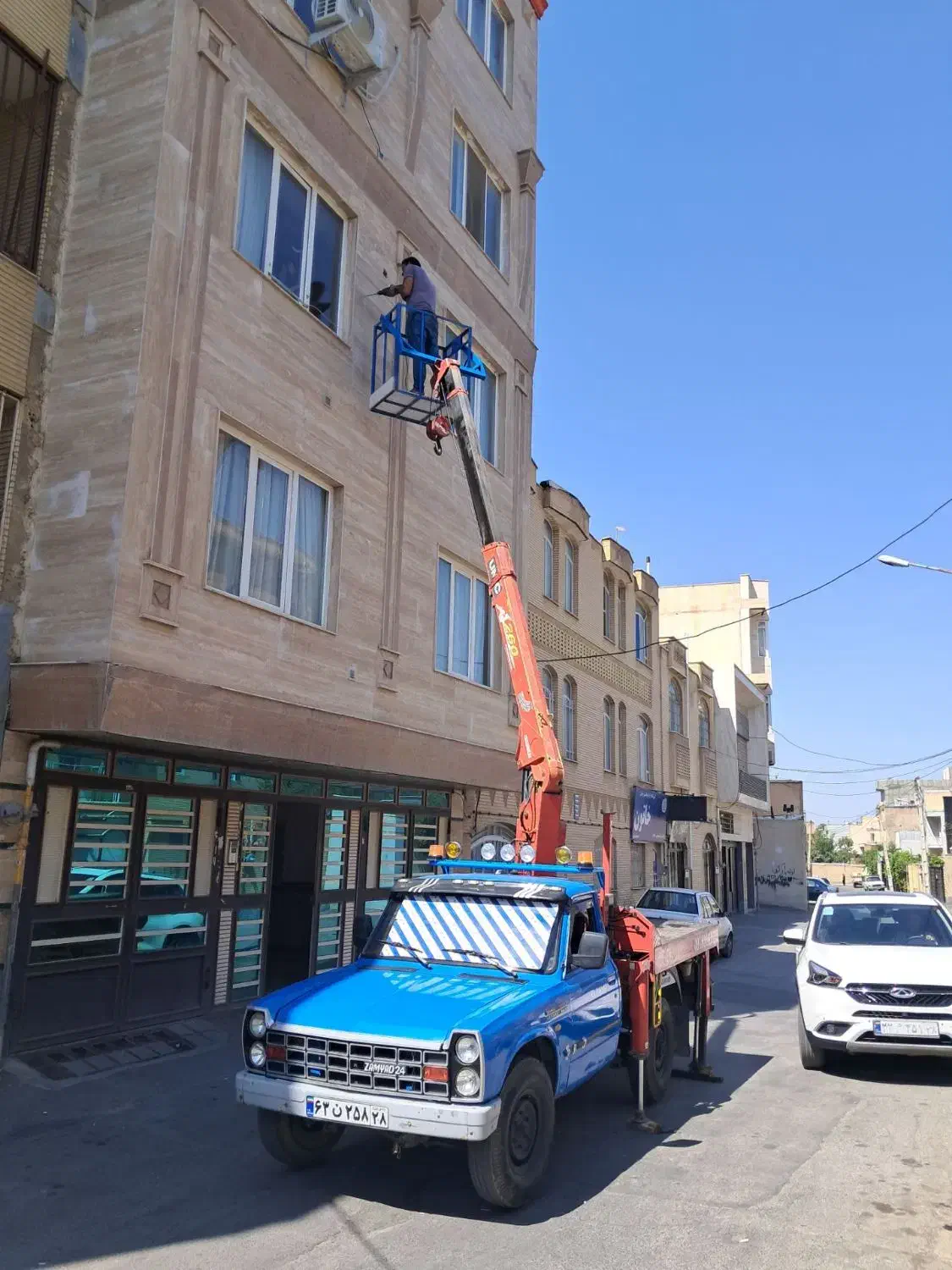 خدمات جرثقیل نیسان ۲ تن سبدار نفربر|خدمات حمل و نقل|ملایر, |دیوار