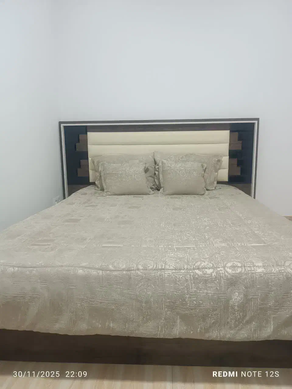 تختخواب دو نفره همراه میز آرایش|تخت و سرویس خواب|قروه, |دیوار