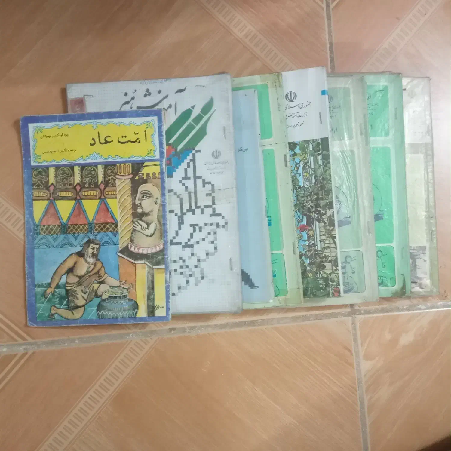 تعدادی کتاب دهه شصتی|کتاب و مجله تاریخی|کاشان, زیدی|دیوار