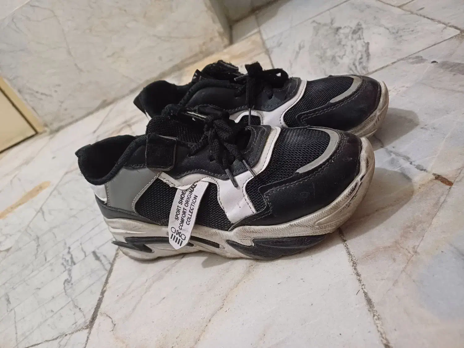 کتونی  اسپرت سفید مشکی و کفش مجلسی|کیف، کفش، کمربند|قرچک, زیبا شهر|دیوار