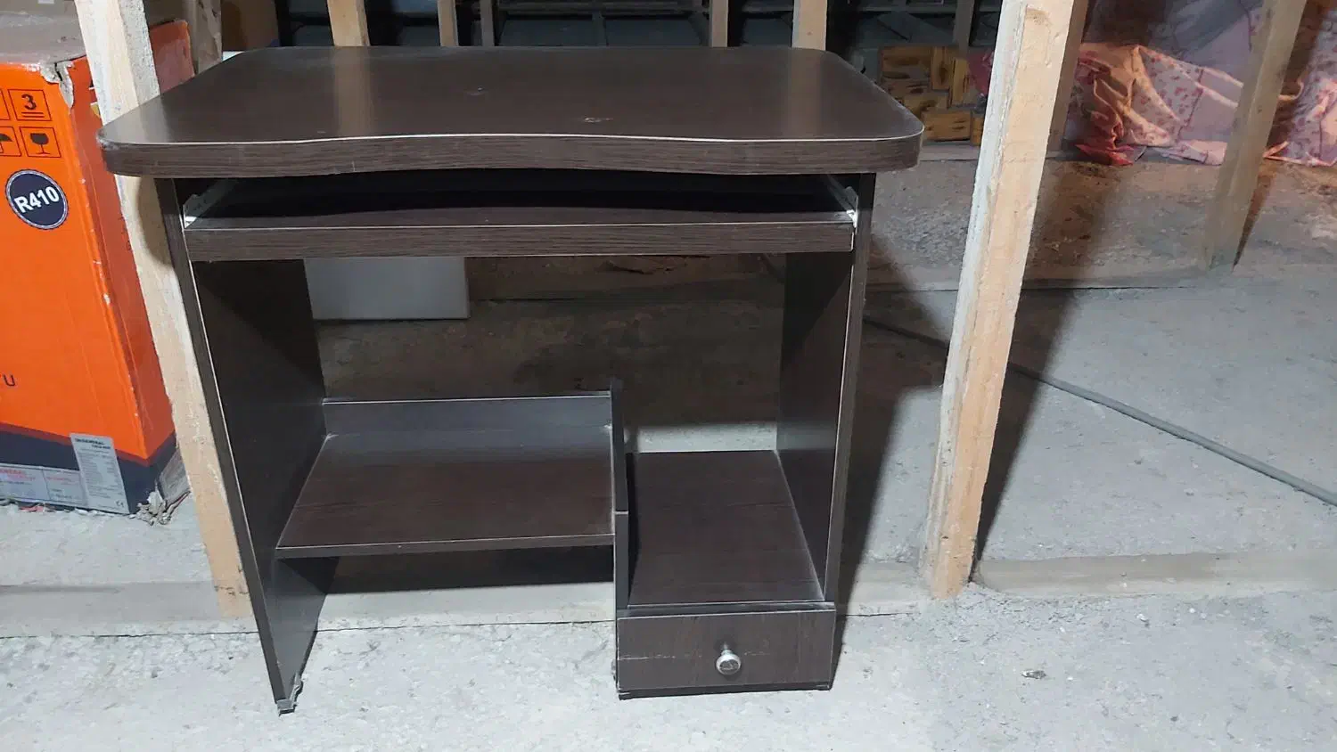 میز کامپیوتر|میز تحریر و کامپیوتر|بندر انزلی, موج شکن|دیوار