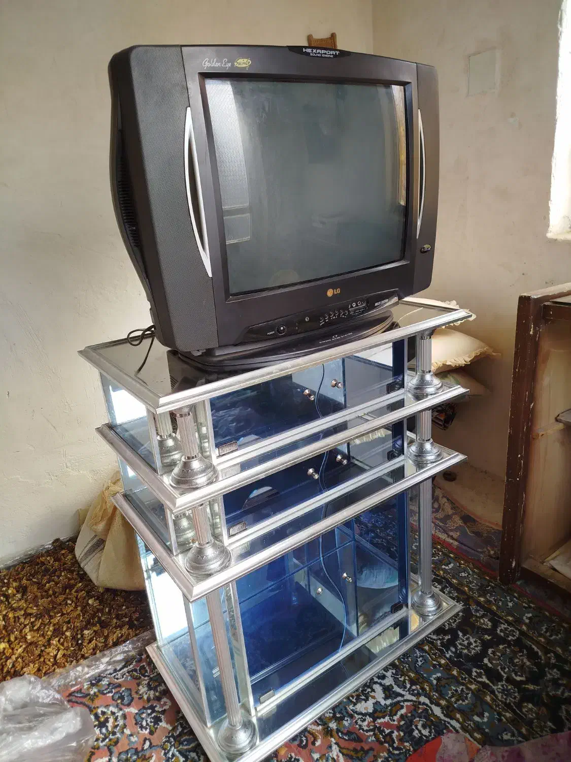 تلوزیون ال جی کاملا سالم و میز آلومینیوم سالم|تلویزیون و پروژکتور|کشکسرای, |دیوار