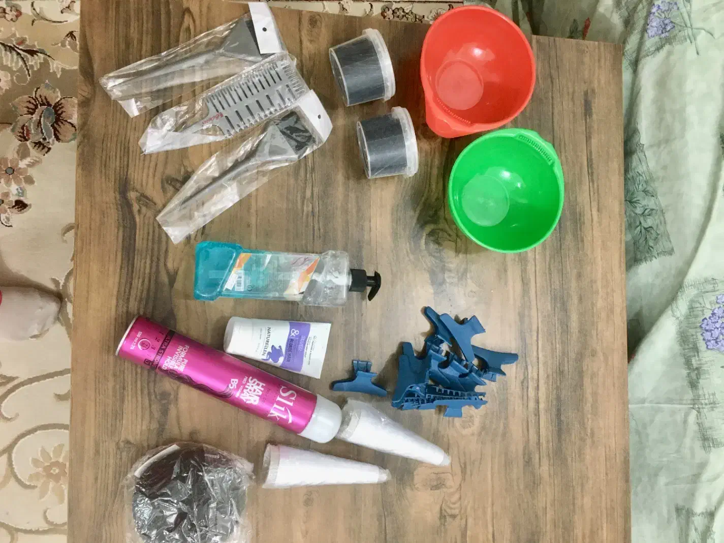 تعدادی وسایل ارایشگاه|آرایشگاه و سالنهای زیبایی|بافق, |دیوار