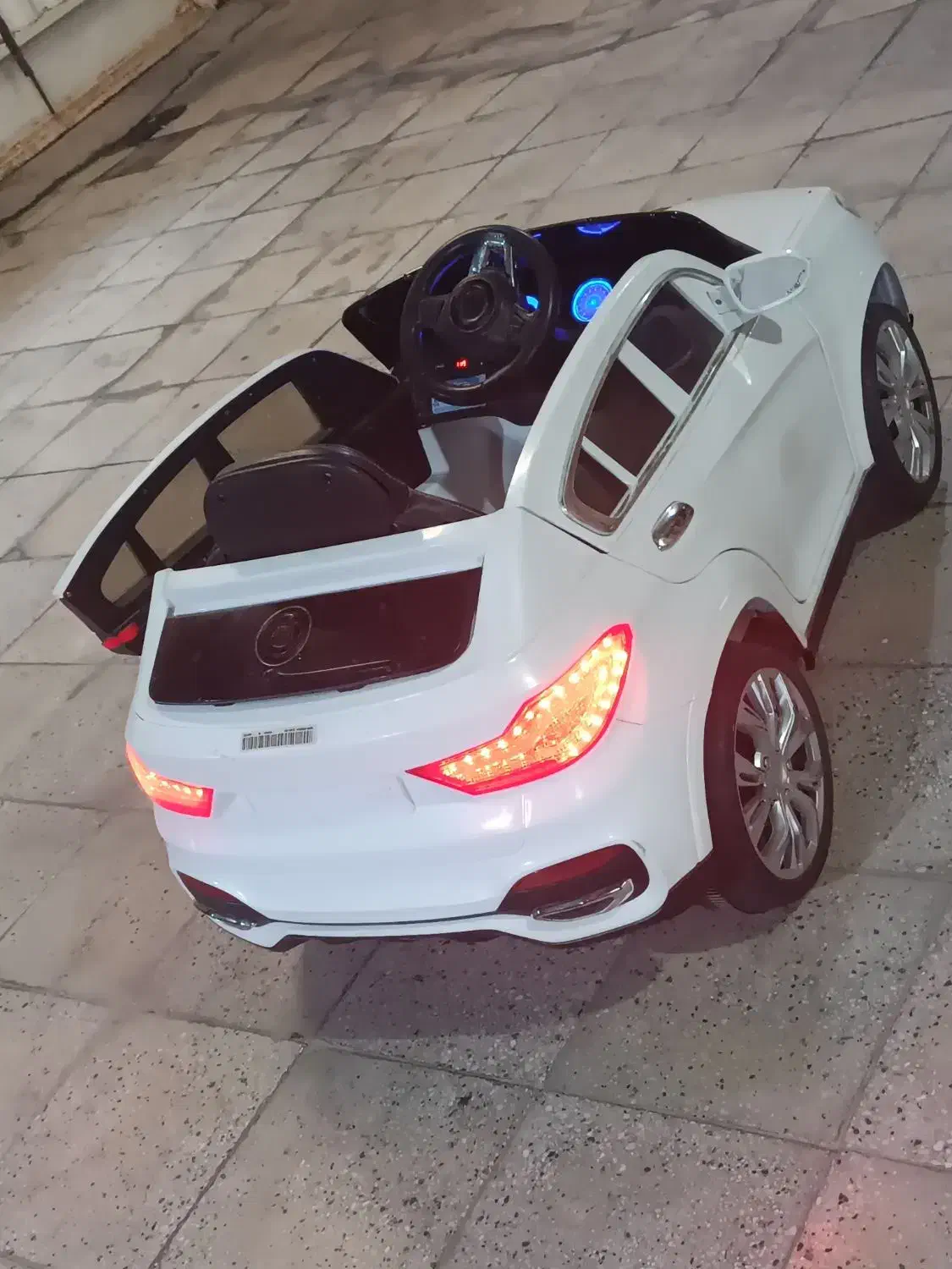 ماشین شارژی کودک آواز خوان و بوق دارد فلش میخوره|اسباب و اثاث بچه|دزفول, |دیوار