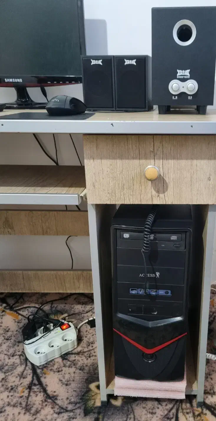 میز کامپیوتر در حد نو محکم و سنگین|میز تحریر و کامپیوتر|اردبیل, |دیوار