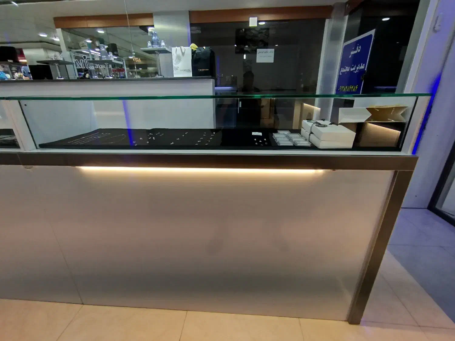 ویترین پیشخوان شیشه ۱۰ میل|بوفه، ویترین، کنسول|پرند, فاز ۰|دیوار