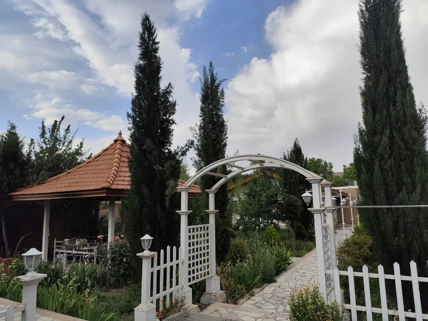 اجاره ویلا باغبادران (باغبهادران)|اجارهٔ کوتاه‌مدت ویلا و باغ|اصفهان, باغ دریاچه|دیوار