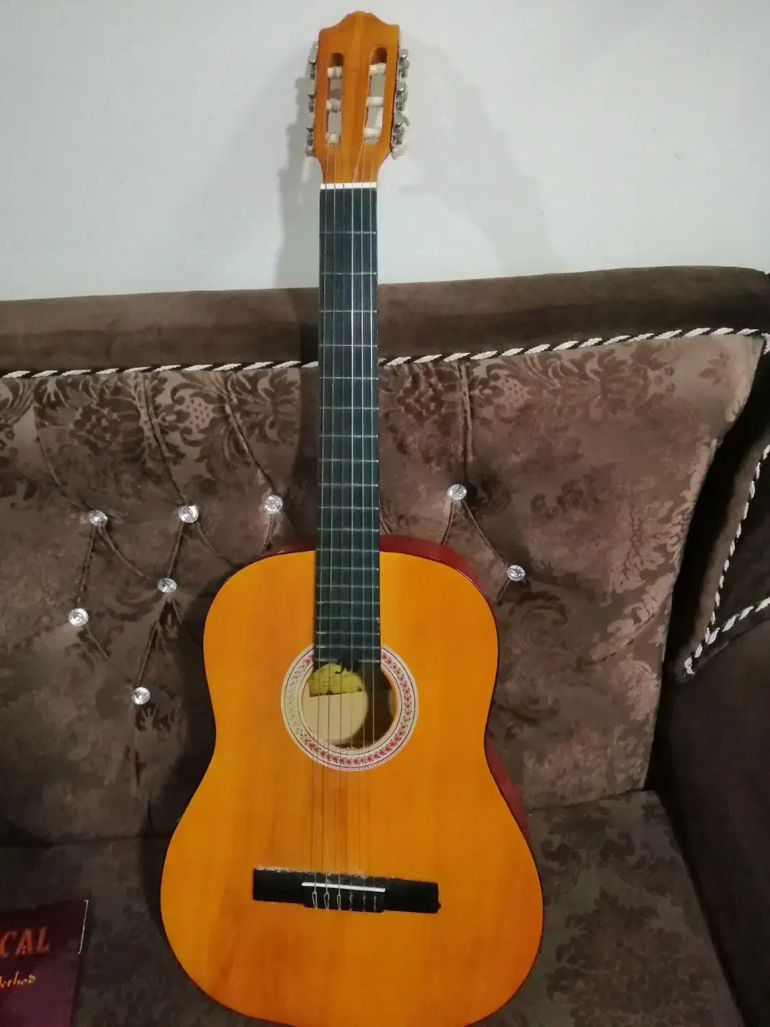 گیتار مدل MV در حد نو سالم و خوش صدا|گیتار، بیس، امپلیفایر|جهرم, |دیوار