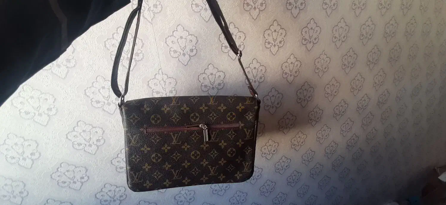 کیف مدل ال وی جادار|کیف، کفش، کمربند|پرند, فاز ۳|دیوار