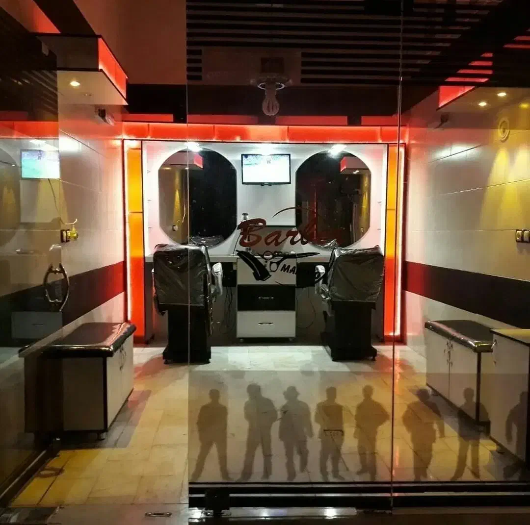 دکور و صندلی آرایشگاه|آرایشگاه و سالن‌های زیبایی|محمدیه-قزوین, |دیوار