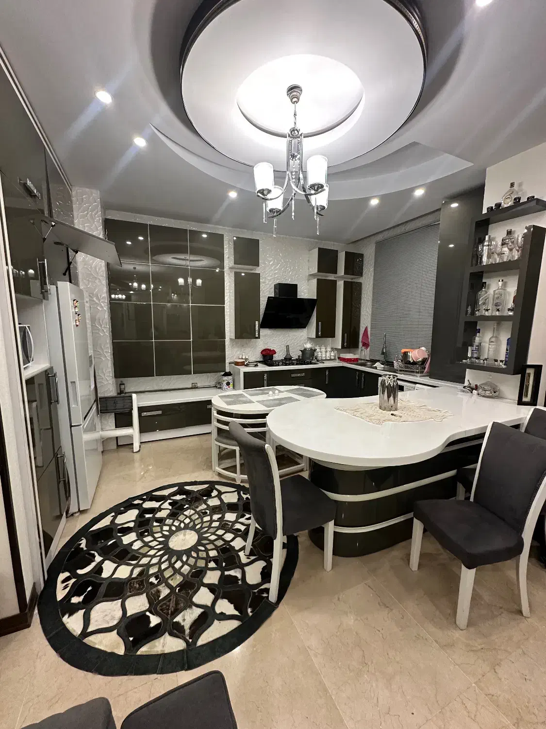 ۱۳۴ متر / ۳خواب / ۴متر سقف / فول امکانات