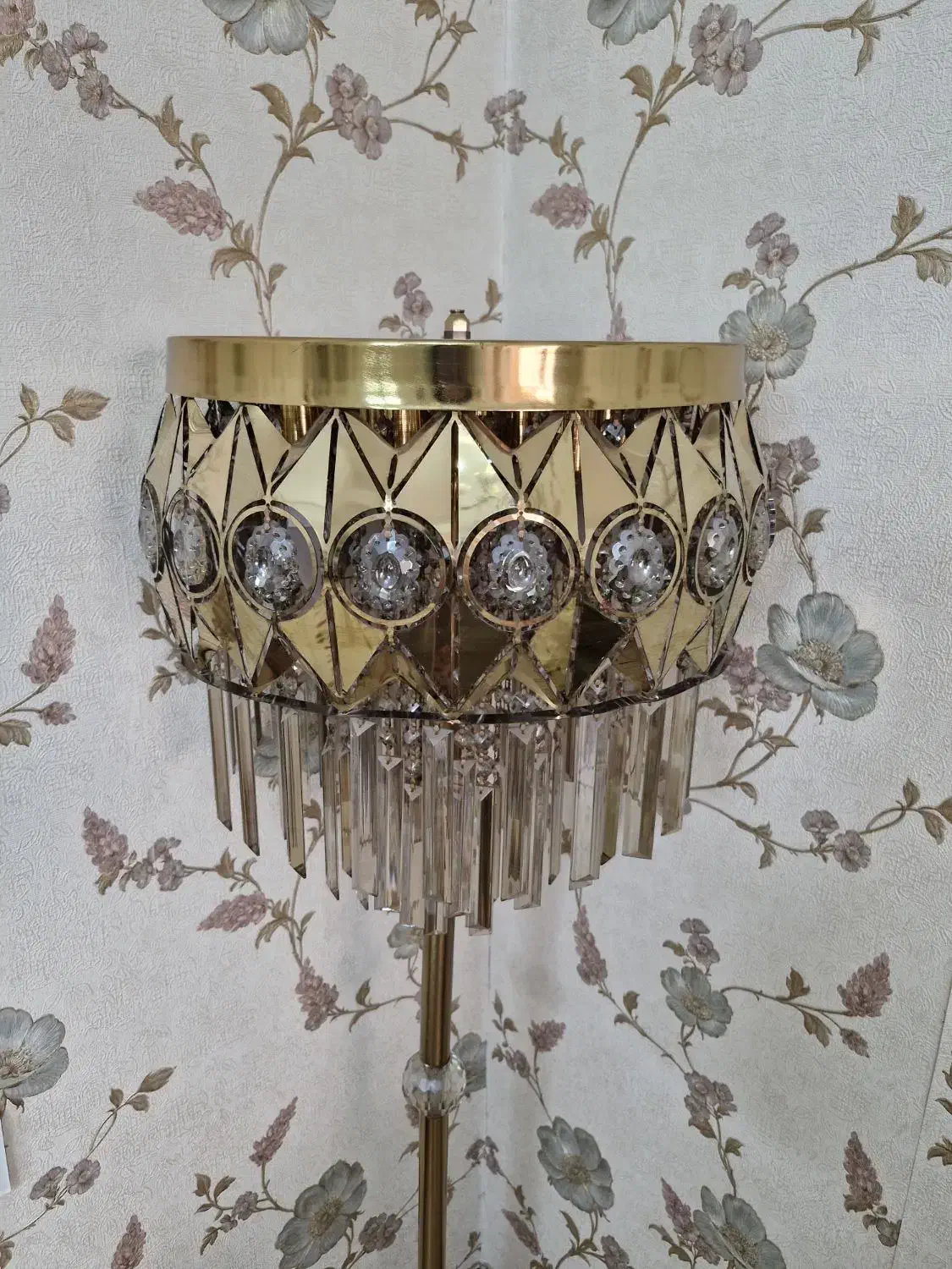 کنار سالنی طلایی رنگ ثابت|چراغ خواب و آباژور|قرچک, زیبا شهر|دیوار