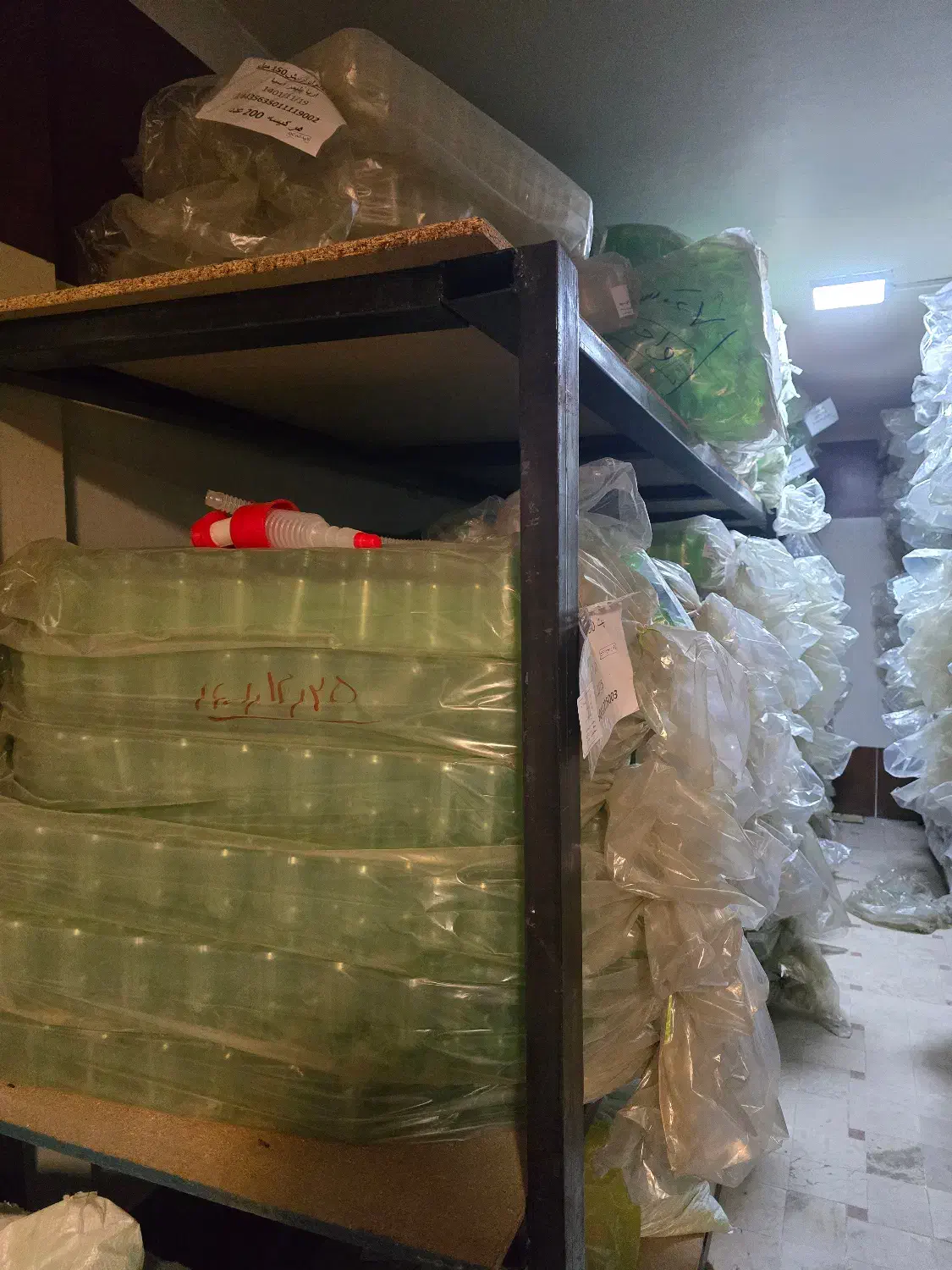 بطری سبز کمرنگ پت|ظروف نگهدارنده، پلاستیکی، یک‌بارمصرف|سنگر, |دیوار