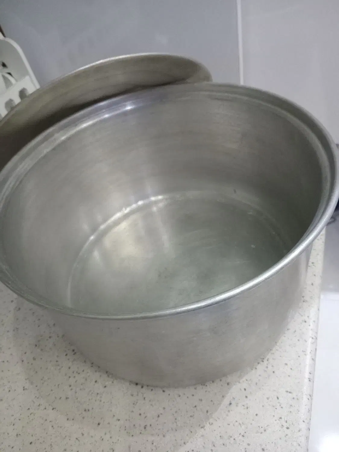 قابلمه رویی بزرگ|ظروف پخت‌وپز|رشت, نظری|دیوار