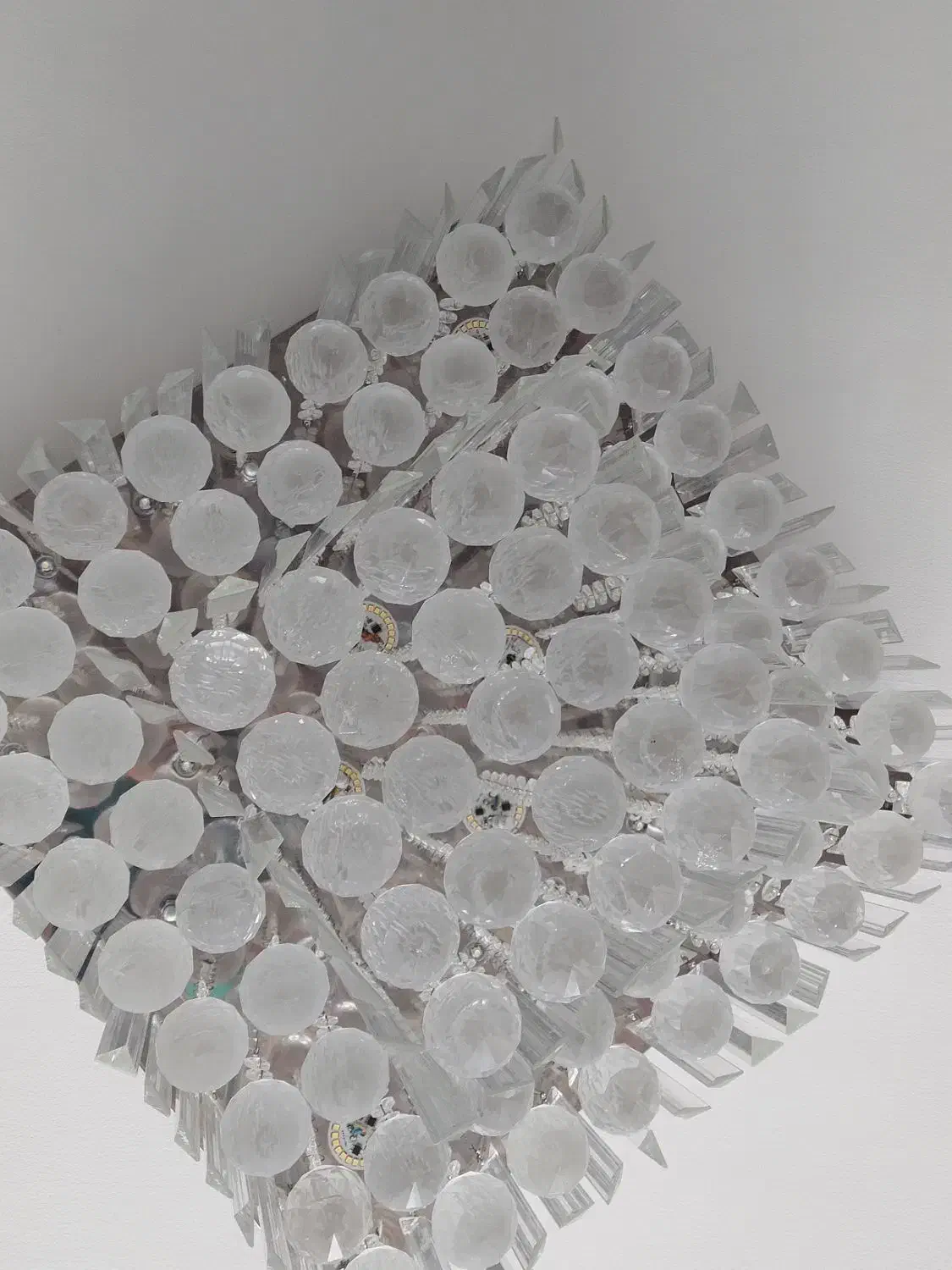 لوستر|لوستر و چراغ آویز|صدرا-فارس, فاز ۱|دیوار