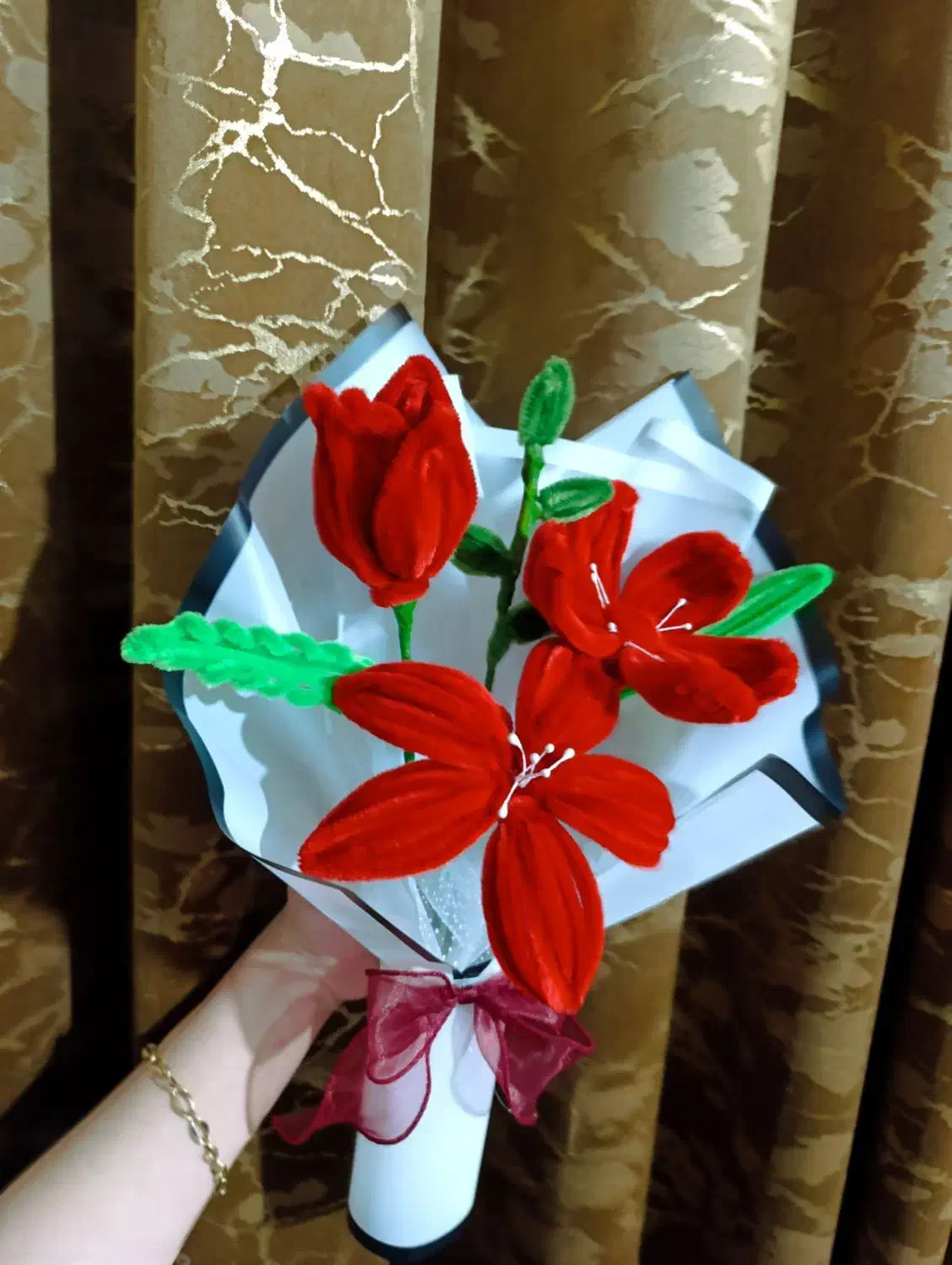 تعدادی گل زیبا|گل مصنوعی|یاسوج, |دیوار