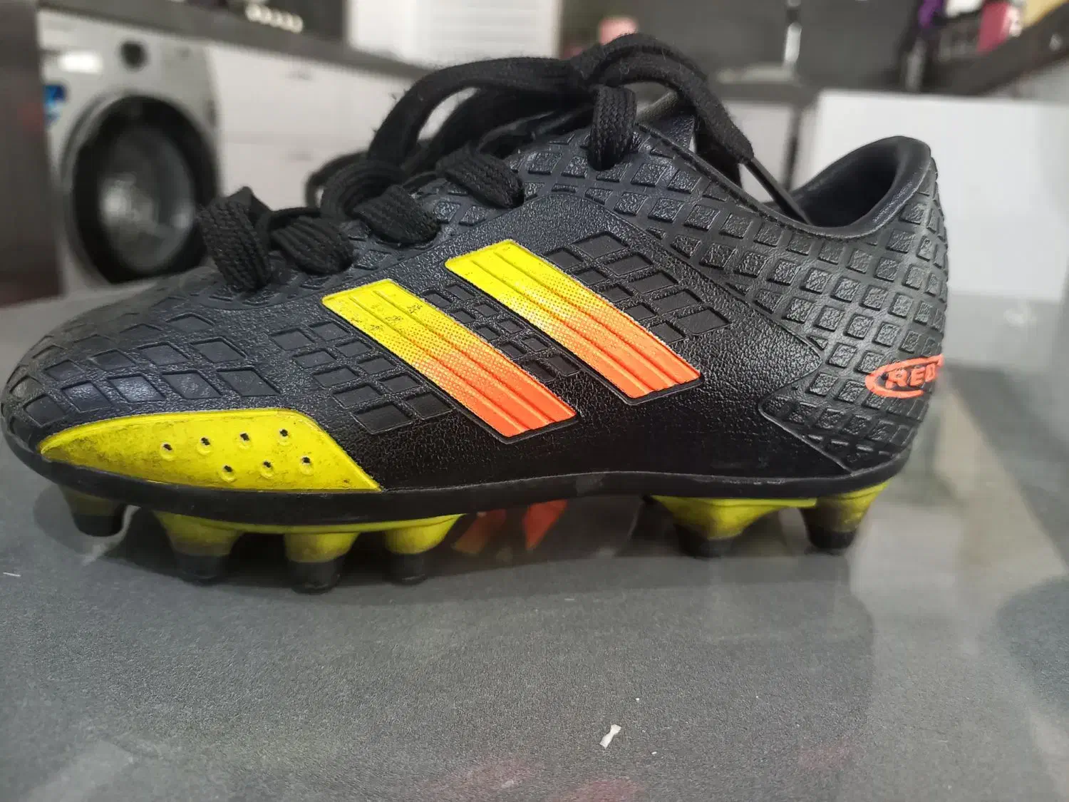 کفش فوتبالی بچگانه|تجهیزات ورزشی|صدرا-فارس, فاز ۲|دیوار