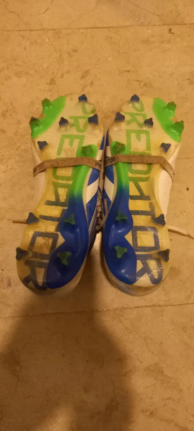 یک جفت کفش فوتبال استوک درشت|کیف، کفش، کمربند|بابل, |دیوار