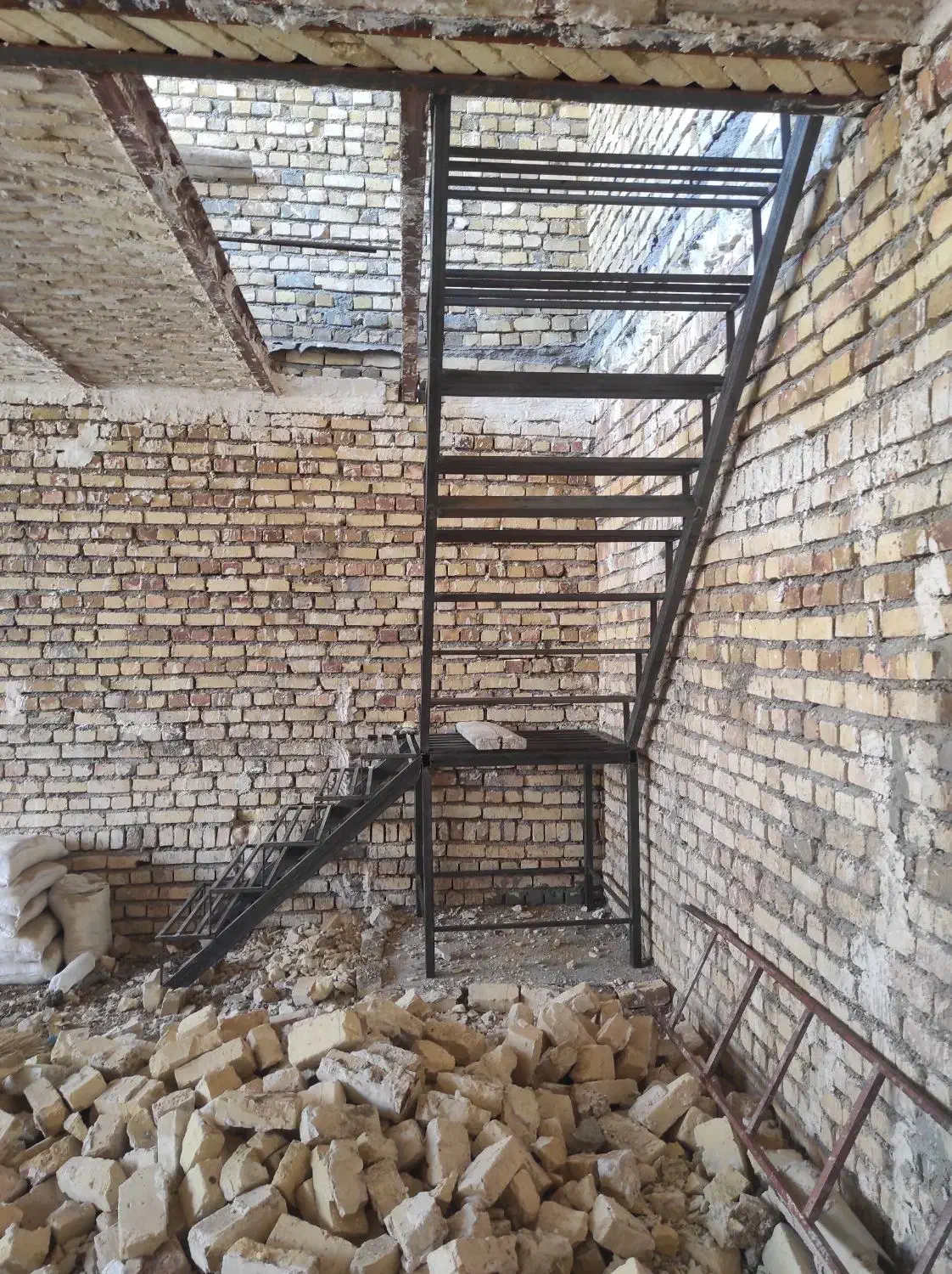 پله آهنی|ابزارآلات|خرمدشت, |دیوار