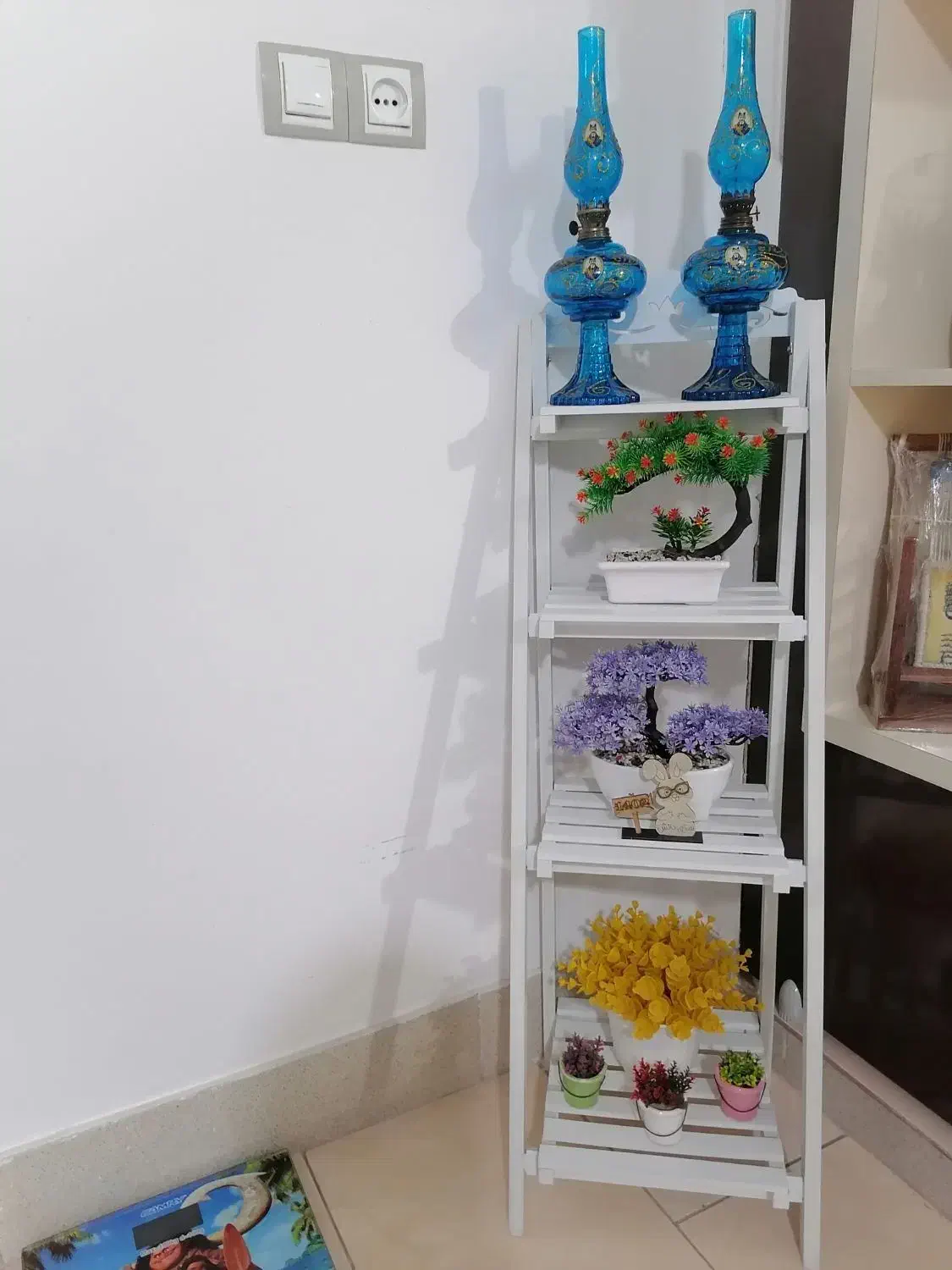 پایه گلدان با گل مصنوعی و چراغ نفتی|صنایع دستی و سایر لوازم تزئینی|کاشان, گبرها|دیوار