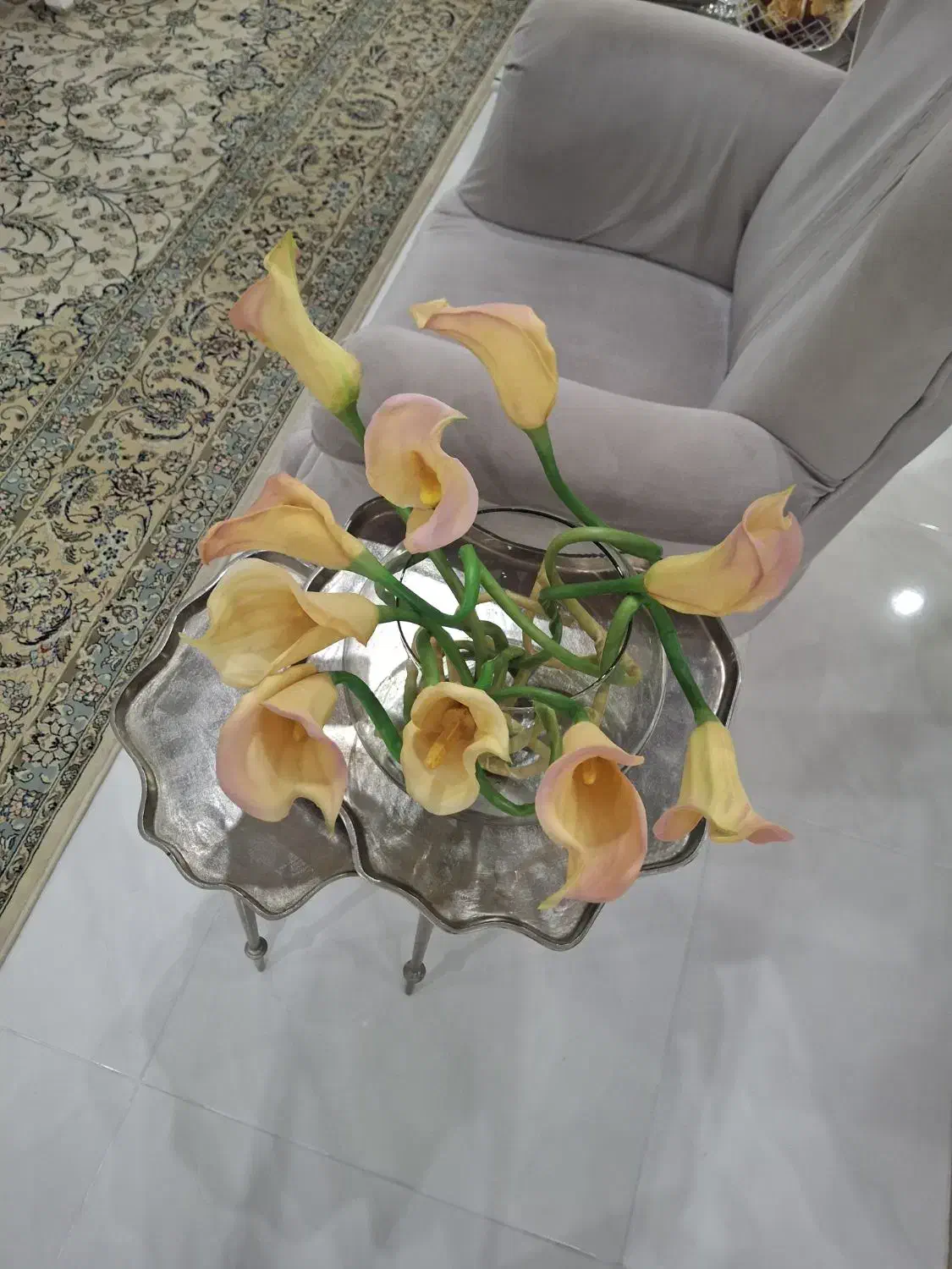 گلدان گرد شیشه ای و گل|گل مصنوعی|کرج, دهقان ویلا|دیوار